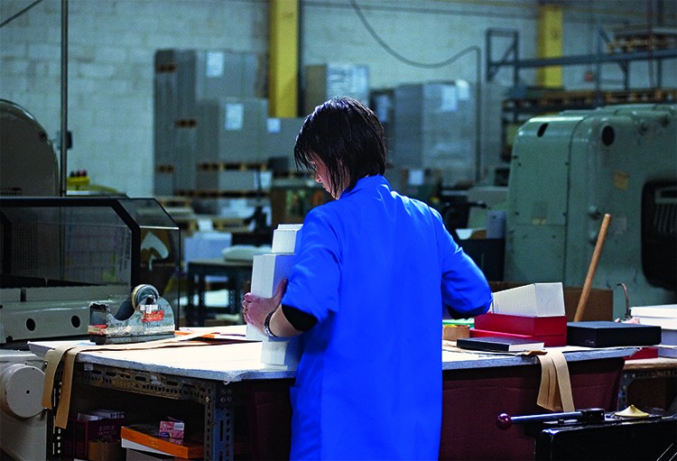 Femme en bleu de travail