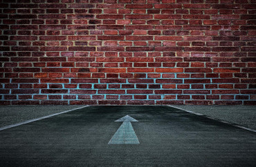 route se terminant dans un mur de briques